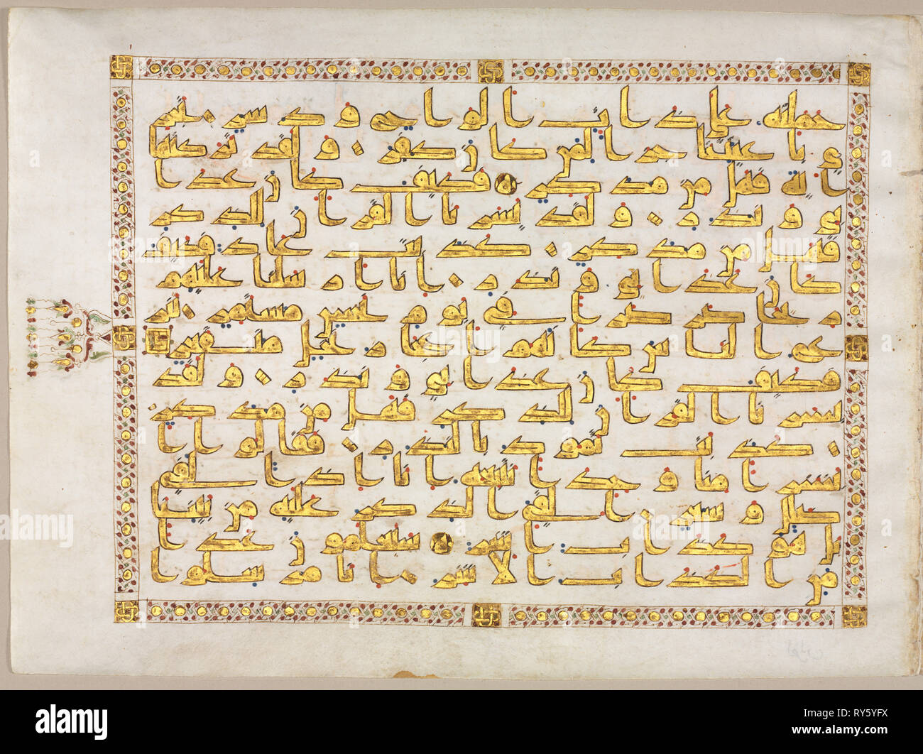 Koran Manuskript Folio (Recto und verso); linke Seite des Bifolio, 800 s. Nordafrika, Aghlabid oder Abbasidenperiode, 9. Jahrhundert. Gold, Tusche und Farben auf Pergament; gesamt: 26,7 x 73 cm (10 1/2 x 28 3/4 in.); Text: 22,8 x 30 cm (9x11 13/16-in Stockfoto