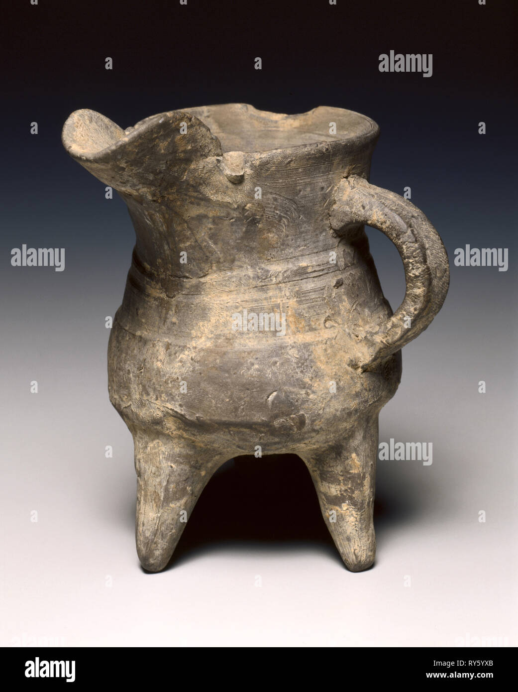 Wein Wärmer (Jue), C. 1300-1023 v. Chr.. China, Shang Dynastie (C.1600-C.1046 BC), Anyang Phase (ca. 1250-1046 v. Chr.). Keramik, Stativ Schiff mit Schleife und rudimentäre Bogensehne Dekoration; Durchmesser: 11 cm (4 5/16 in.); Insgesamt: 12,8 cm (5 1/16-in Stockfoto Wein Wärmer (Jue), C. 1300-1023 v. Chr.. China, Shang Dynastie (C.1600-C.1046 BC), Anyang Phase (ca. 1250-1046 v. Chr.). Keramik, Stativ Schiff mit Schleife und rudimentäre Bogensehne Dekoration; Durchmesser: 11 cm (4 5/16 in.); Insgesamt: 12,8 cm (5 1/16-in Stockfoto