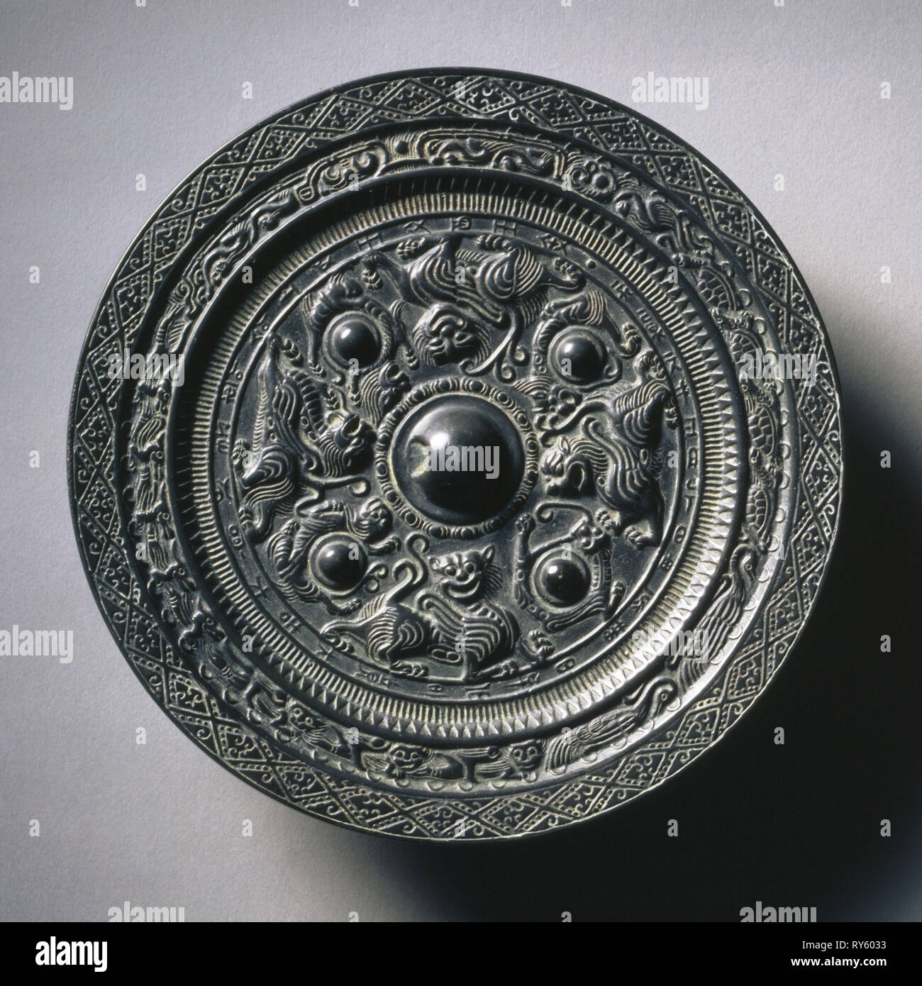 Spiegel mit vier Nippel und acht Tiere, 300. China, der Westlichen Jin Dynastie (265-316). Bronze; Durchmesser: 19,6 cm (7 11/16 in.); insgesamt: 1,3 cm (1/2 in.); Rim: 1 cm (3/8 in Stockfoto