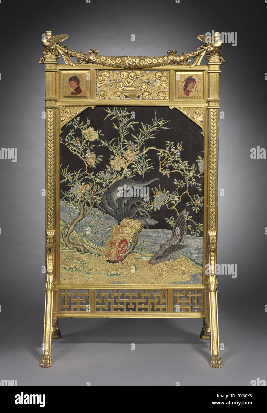 Brand, C. 1878-80. Firma Herter Brothers (Amerikanischen). Vergoldetem Holz, bemalt und vergoldet Holzplatten, Brokatartige Seide, geprägtem Papier; gesamt: 131,8 x 76,2 x 58,3 cm (51 7/8 x 30 x 22 15/16 in Stockfoto