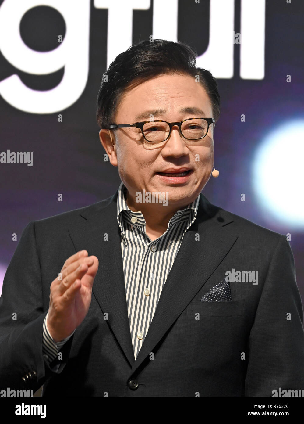 Tokio, Japan. 12 Mär, 2019. Koh Dong Jin, CEO von Südkorea's Samsung Electronics Co. spricht auf eine Eröffnung des neuen Flagship Store für Galaxy in Tokio upscale Harajuku Am Dienstag, 12. März 2019. Das neue 6-stöckige Gebäude ist der größte unter den Galaxy Showcase speichert. Credit: Natsuki Sakai/LBA/Alamy leben Nachrichten Stockfoto