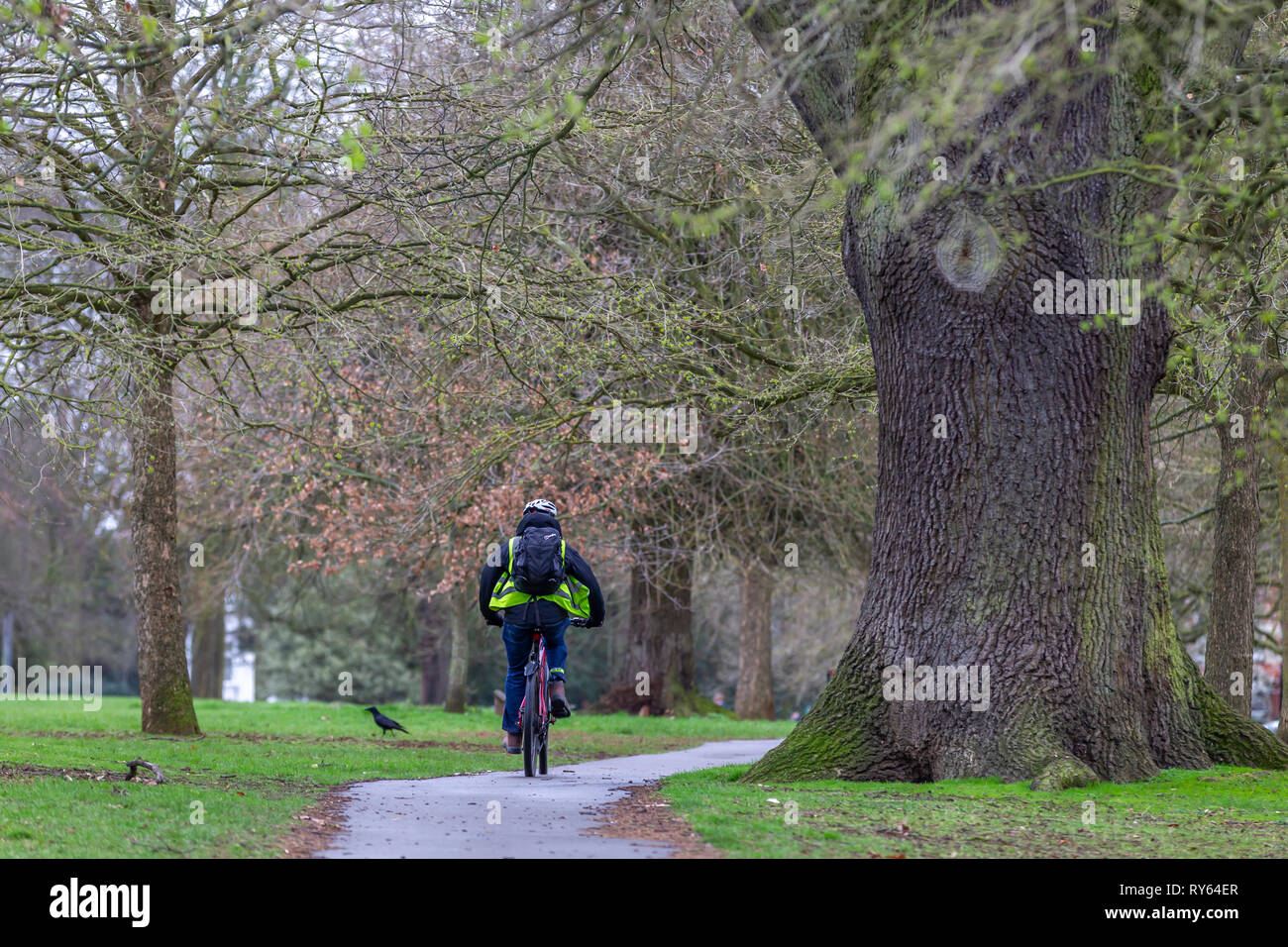 Northampton. Vereinigtes Königreich 12. März 2019. Abington Park. Die Menschen aus der Ausübung dieser Morgen als Sturm Gareth wird erwartet, dass Großbritannien heute zu schlagen, die Windstärke Winde und sintflutartige Regenfälle. Credit: Keith J Smith./Alamy leben Nachrichten Stockfoto