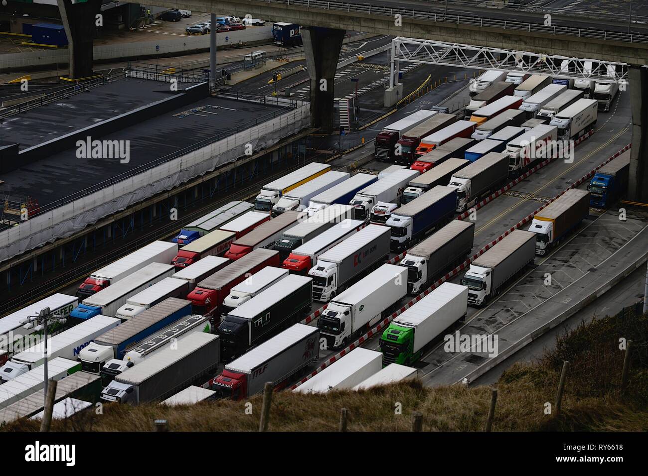 Dover, Kent, Großbritannien. 12 Mär, 2019. UK Wetter: Aufbau von Lastkraftwagen, Warteschlangen in Dover auf der Autobahn M20 im Hafen aufgrund von Sturm Gareth zu Verzögerungen führen. Credit: Paul Lawrenson 2019, Foto: Paul Lawrenson/Alamy leben Nachrichten Stockfoto