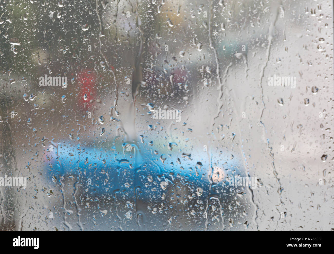 Bournemouth, Dorset, Großbritannien. 12. Mär 2019. UK Wetter: schwierige Fahrbedingungen wie Treiber sind mit sintflutartigen Regen und starken Windböen durch Sturm Gareth konfrontiert. Credit: Carolyn Jenkins/Alamy leben Nachrichten Stockfoto