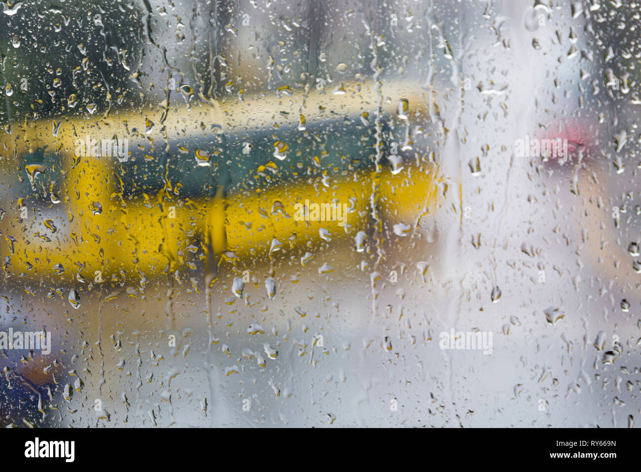 Bournemouth, Dorset, Großbritannien. 12. Mär 2019. UK Wetter: schwierige Fahrbedingungen wie Treiber sind mit sintflutartigen Regen und starken Windböen durch Sturm Gareth konfrontiert. Credit: Carolyn Jenkins/Alamy leben Nachrichten Stockfoto