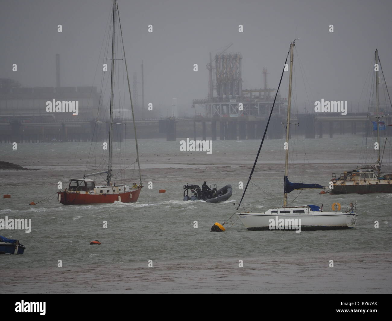 Queenborough, Kent, UK. 12. März, 2019. UK Wetter: Sturm Gareth brachte starke Southerly wickelt und ein Band von schweren in Queenborough Hafen in Kent zur Mittagszeit. Credit: James Bell/Alamy leben Nachrichten Stockfoto