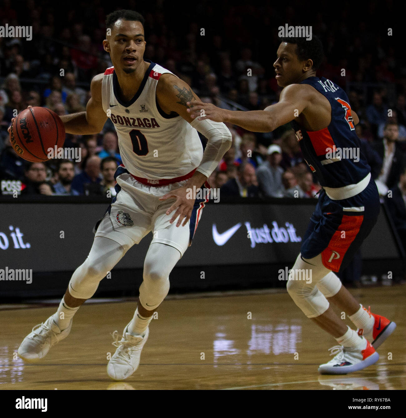 Mar 11 2019 Las Vegas, NV, USA Gonzaga guard Geno Crandall (0) Laufwerke an den Korb während der NCAA West Coast Conference Männer Basketball Turnier Halbfinale zwischen der Pepperdine Wave und den Gonzaga Bulldogs 100-74 gewinnen in der Orleans Arena in Las Vegas, NV. Thurman James/CSM Stockfoto