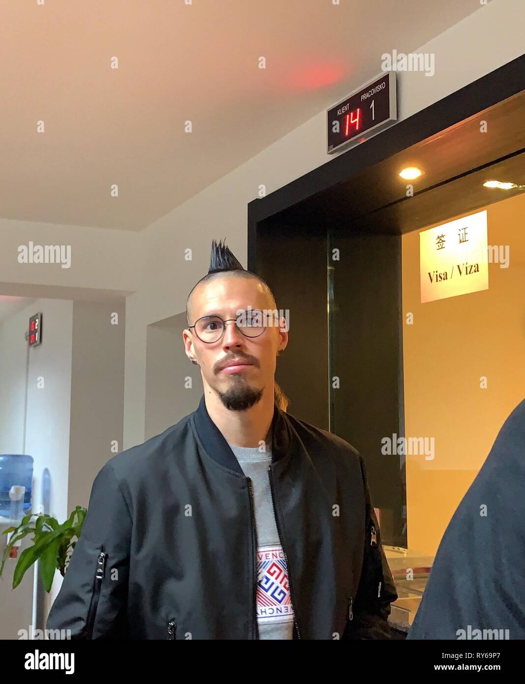 (190312) - Bratislava, 12. März 2019 (Xinhua) - Slowakische Fußballer Marek Hamsik von Dalian Yifang reagiert Visa Office der chinesischen Botschaft in Bratislava, Slowakei, 12. März 2019. Seit seinem Eintritt bei Dalian Yifang Football Club im Februar 2019, Hamsik hat zwei Auswärtsspiele für den Verein gespielt. Am 12. März Hamsik, die zurück in die Slowakei für das nationale Team match vorzubereiten, für ein Arbeitsvisum im Visa Office der Chinesischen Botschaft in der Slowakei angewendet und präsentiert die signierte Trikots. (Xinhua / Jiang Xue) Stockfoto