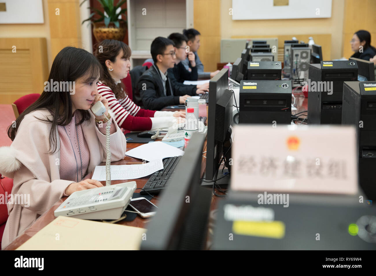 Peking, China. 12 Mär, 2019. Mitarbeiter des Sekretariats der zweiten Tagung des 13. Nationalen Volkskongress (NVK) Arbeit in Peking, der Hauptstadt von China, 12. März 2019. Die Abgeordneten der 13 NPC haben 491 Vorschläge eingereicht und rund 8.000 Produkte von Anregungen an das Sekretariat der zweiten jährlichen Sitzung des gesetzgebenden Körperschaft. Credit: Jin Liwang/Xinhua/Alamy leben Nachrichten Stockfoto