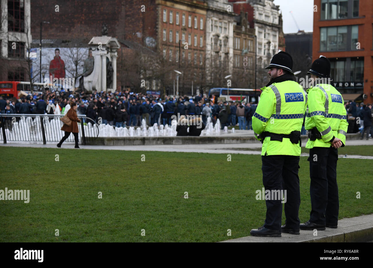 Manchester, Großbritannien. 12 Mär, 2019. Fussball: Champions League, Manchester City - FC Schalke 04, K.o.-Runde, Achtelfinale, Rückspiel bei Etihad Stadium. Polizisten sind gerade Fans von Schalke am Picadilly Gardens Square. Credit: Ina Faßbender/dpa/Alamy leben Nachrichten Stockfoto