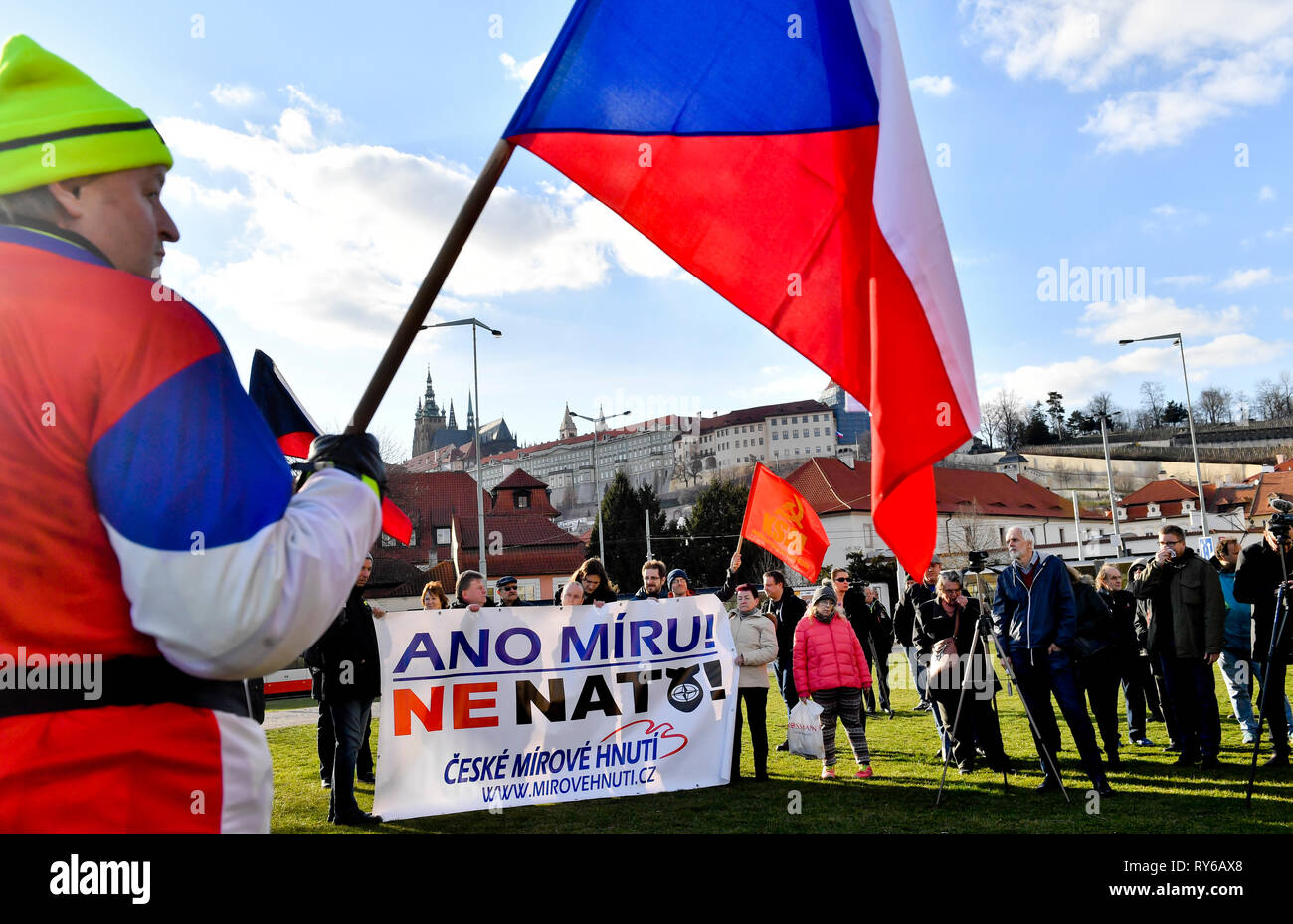 Prag, Tschechische Republik. 12 Mär, 2019. Demonstration gegen die NATO in Prag, Tschechische Republik, 12. März 2019. Quelle: Vit Simanek/CTK Photo/Alamy leben Nachrichten Stockfoto