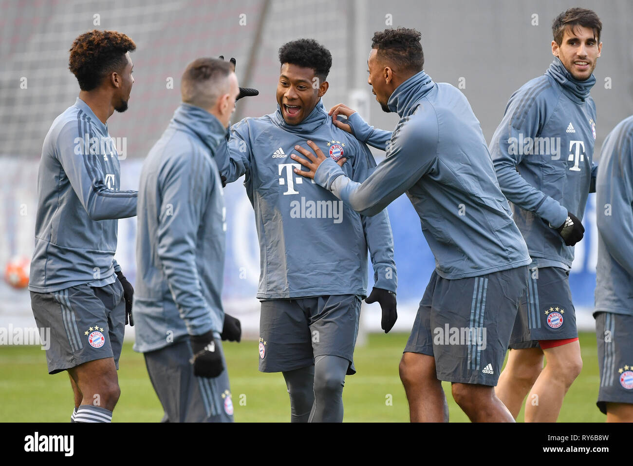 München, Deutschland. Beste Stimmung: Von links: Kingsley COMAN (FC Bayern München), Franck Ribery (FC Bayern München), David Alaba (FC Bayern München), Jerome BOATENG (FC Bayern München), Javi (Javier) MARTIN Abschlusstraining des FC Bayern München vor dem Champions League Achtelfinale der FC Bayern München, Liverpool. Fußball, am 12.03.2019. | Verwendung der weltweiten Kredit: dpa Picture alliance/Alamy leben Nachrichten Stockfoto