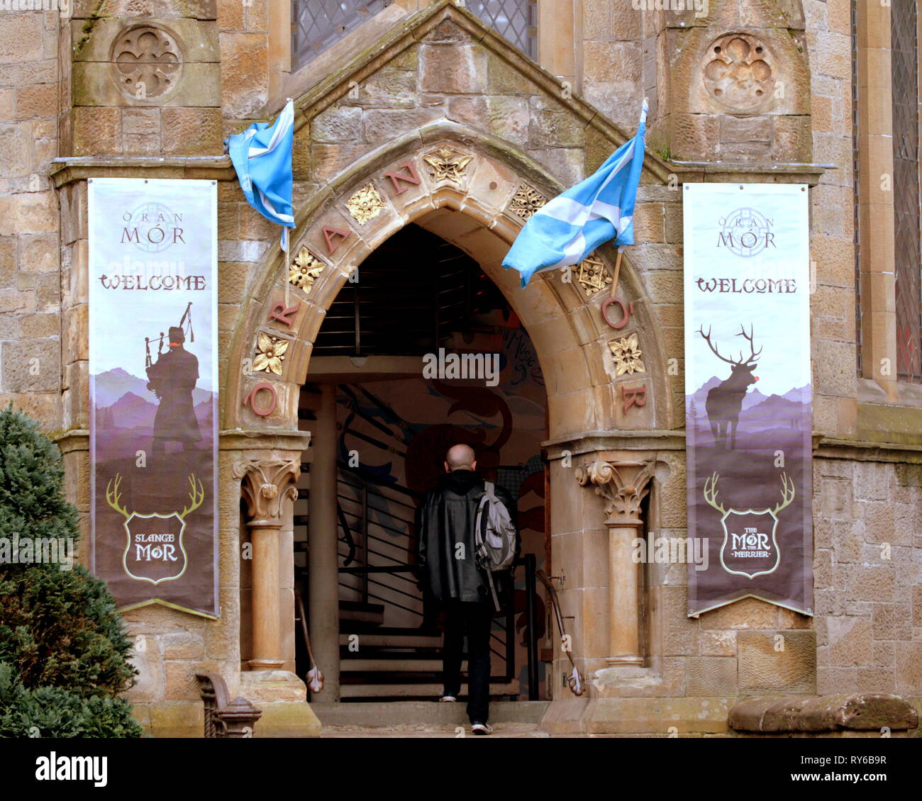 Glasgow, Schottland, UK, 12. März 2019 Deutschland Wetter: Sturm Gareth Blasen einer hooley erschien als schwer fällt der Regen und starke Winde wie Donner Regen schlug die Oran Mor in der Byres Road Stadtzentrum und West End am Nachmittag. Kredit Gerard Fähre / alamy Leben Nachrichten Stockfoto