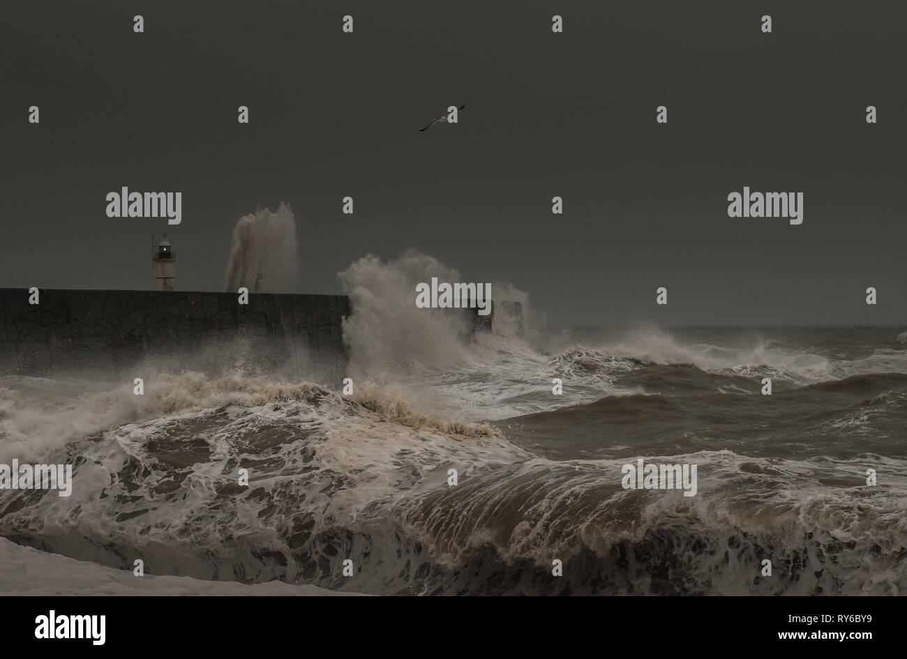 Newhaven, East Sussex, Großbritannien. 12. März 2019..Außenwinde von Storm Gareth schlagen den Ärmelkanal unter dunklerem Himmel und sintflutartigem Regen auf. Stockfoto