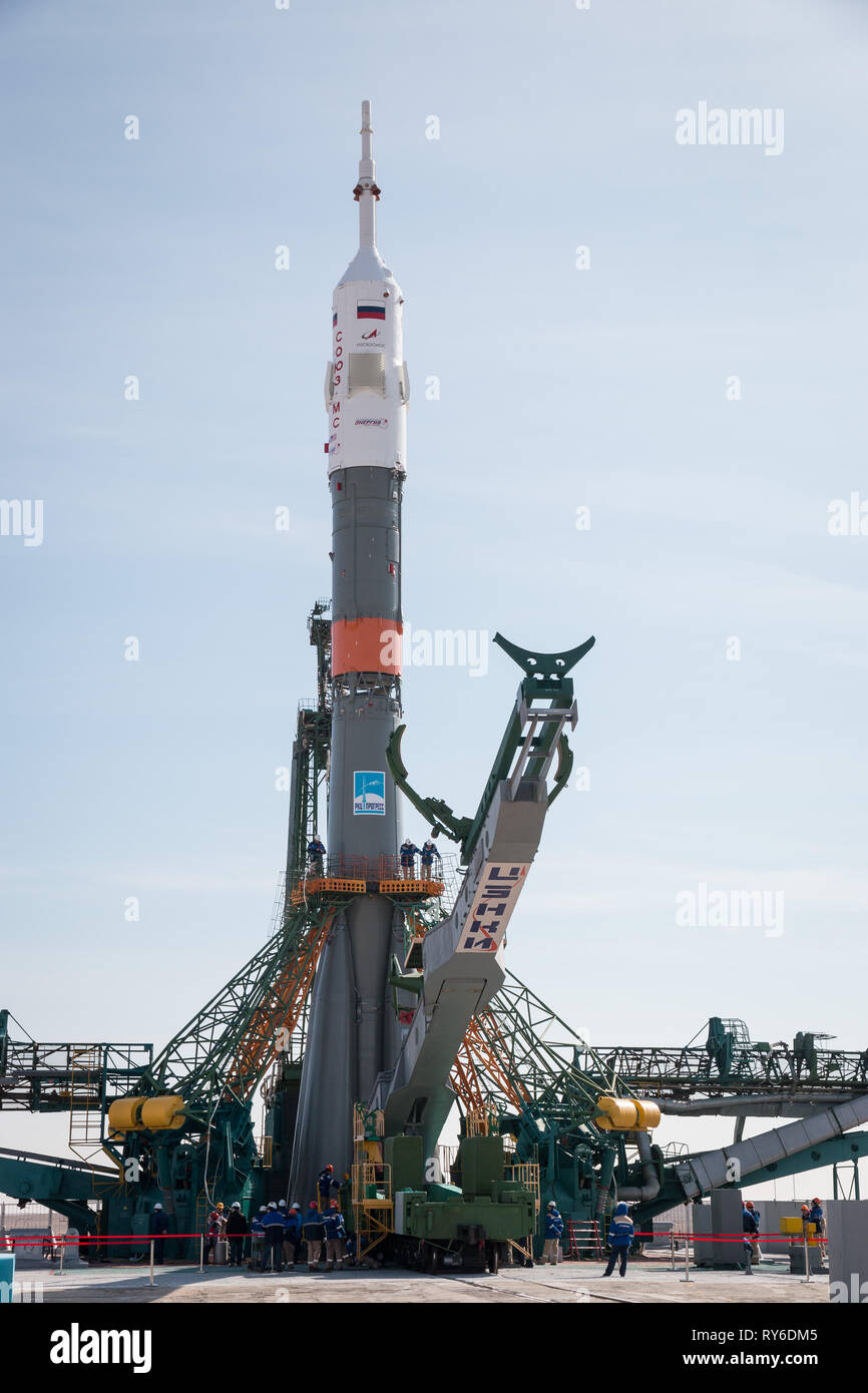 Baikonur, Kasachstan. 12 Mär, 2019. Die russische Sojus MS-12 Rakete ist in die senkrechte Position bringen und die Gantry Arme auf der Startrampe auf dem Kosmodrom Baikonur 12. März 2019 in Baikonur, Kasachstan geschlossen angehoben. Die Expedition 59 Crew: Nick Haag und Christina Koch von NASA und Alexey Ovchinin von roskosmos wird gestartet 14. März für eine sechs-und-ein-halb Monat Mission auf der Internationalen Raumstation. Credit: Planetpix/Alamy leben Nachrichten Stockfoto