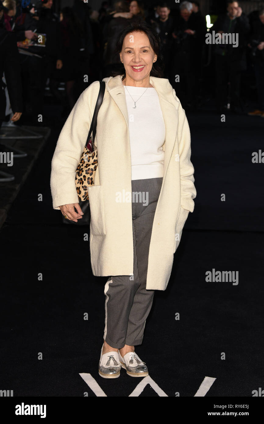 London, Großbritannien. 12 Mär, 2019. LONDON, GROSSBRITANNIEN. März 08, 2019: Arlene Phillips für die Premiere von "Die weiße Krähe' im Curzon Mayfair, London anreisen. Bild: Steve Vas/Featureflash Credit: Paul Smith/Alamy leben Nachrichten Stockfoto