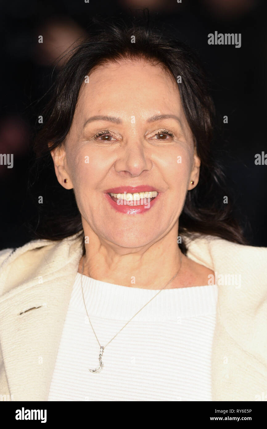 London, Großbritannien. 12 Mär, 2019. LONDON, GROSSBRITANNIEN. März 08, 2019: Arlene Phillips für die Premiere von "Die weiße Krähe' im Curzon Mayfair, London anreisen. Bild: Steve Vas/Featureflash Credit: Paul Smith/Alamy leben Nachrichten Stockfoto