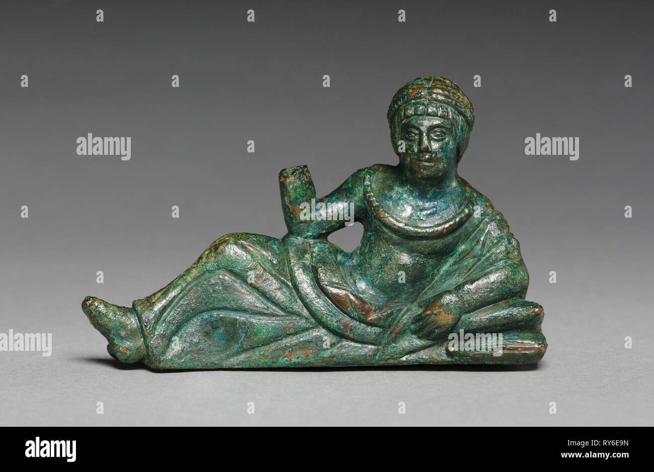 Schiff Schmuck der Banqueter Holding ein Omphalos, wahrscheinlich 400-375 BC. Italien, Etruskische, frühen vierten Jahrhundert. Bronze; Insgesamt: 2 cm (13/16-in Stockfoto