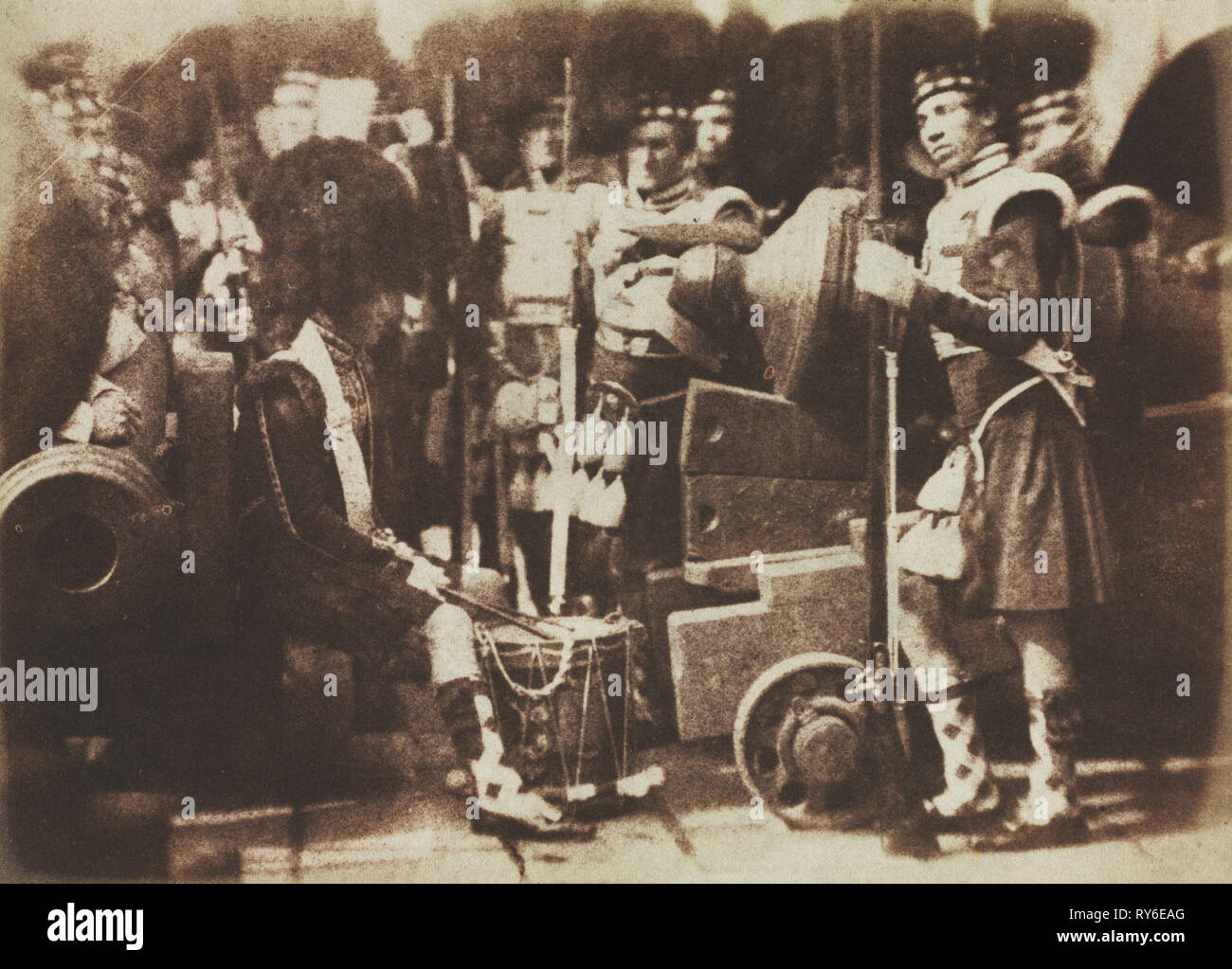 Scots Guards in Edinburgh Castle, 1846. David Octavius Hill (British, 1802-1870), und Robert Adamson (British, 1821-1848). Gesalzene Papier drucken von calotype negativ; Bild: 14 x 19,5 cm (5 1/2 x 7 11/16 in.); verfilzt: 35,6 x 45,7 cm (14 x 18 in Stockfoto