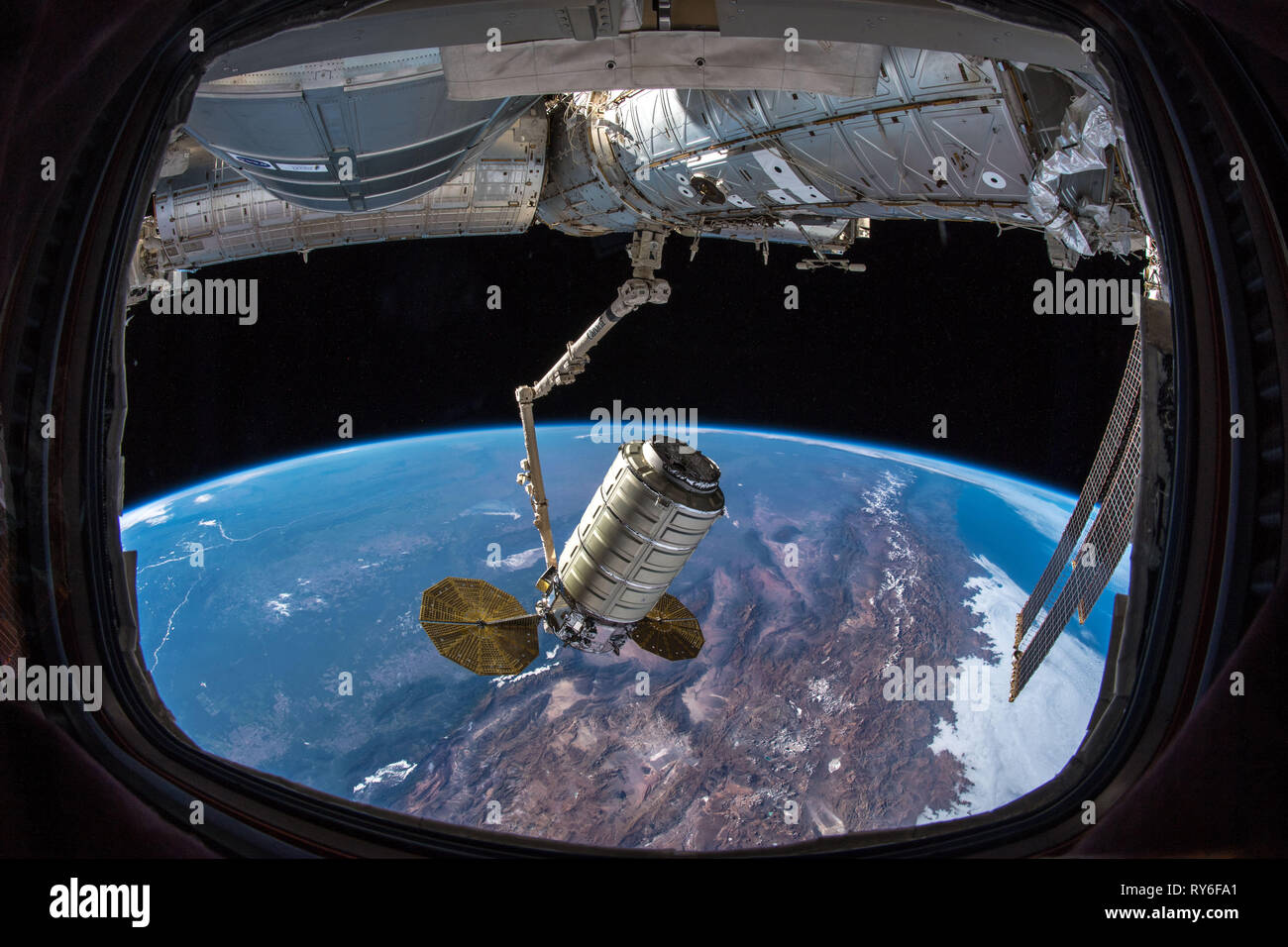 Cygnys-Raumschiff dockte an die ISS (Internationale Raumstation) an und lieferte Forschung und Material. Abfahrt am 2019. Februar. Stockfoto