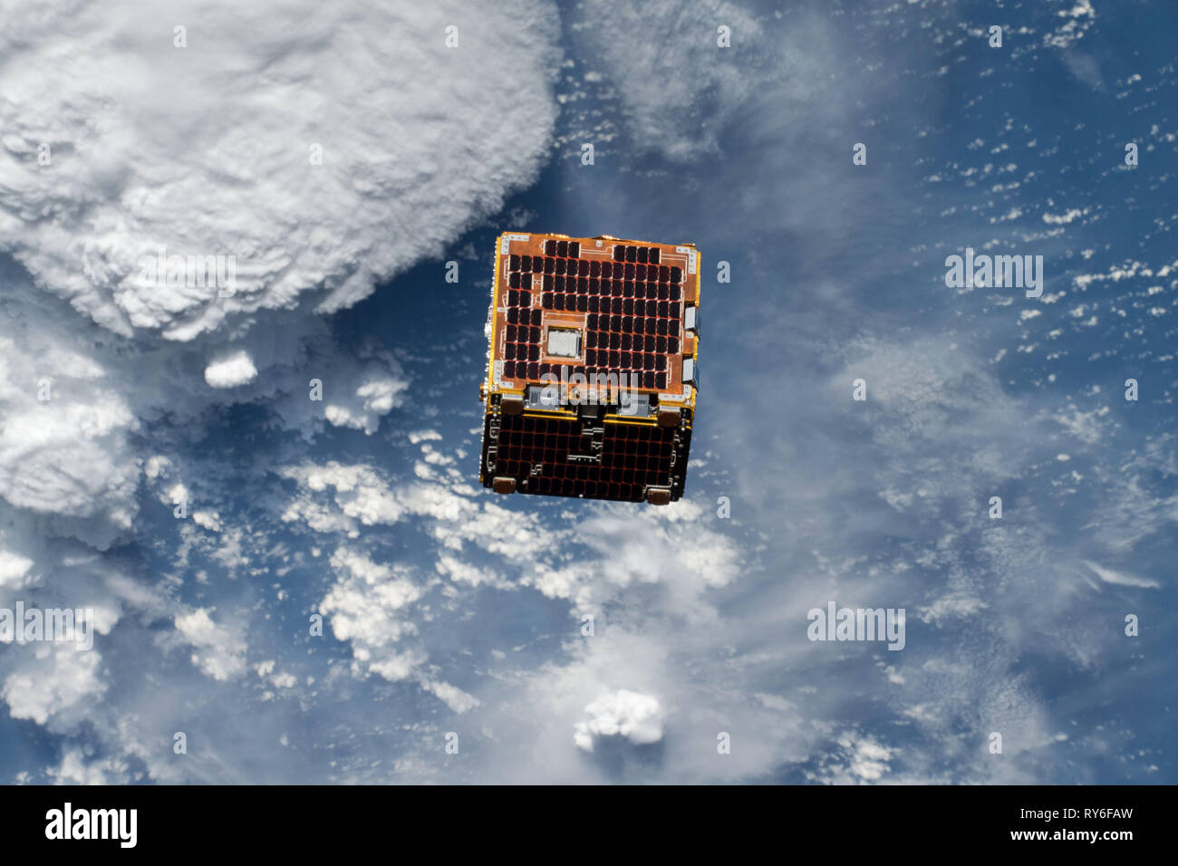 Nano Racks-Remove Schmutz-Satellit wurde am 20. Juni 2018 bereitgestellt, ​ von der Internationalen Raumstation. Stockfoto