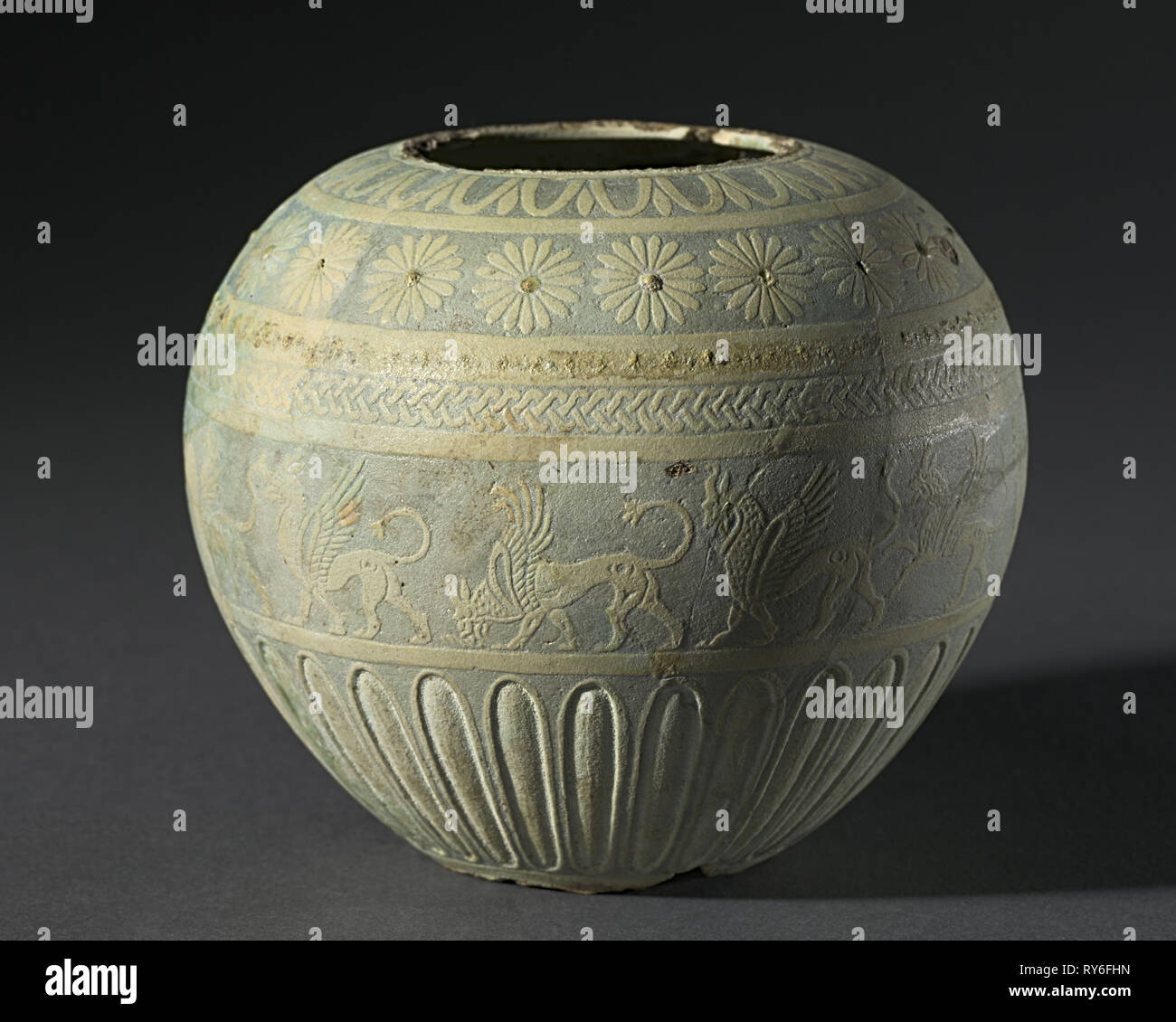 Mit Rahina Ware Schiff, 200-100 BC. Ägypten, Ptolemäerzeit. Polychrome Fayence; Durchmesser: 10,7 cm (4 3/16 in.); insgesamt: 9,4 cm (3 11/16 in Stockfoto