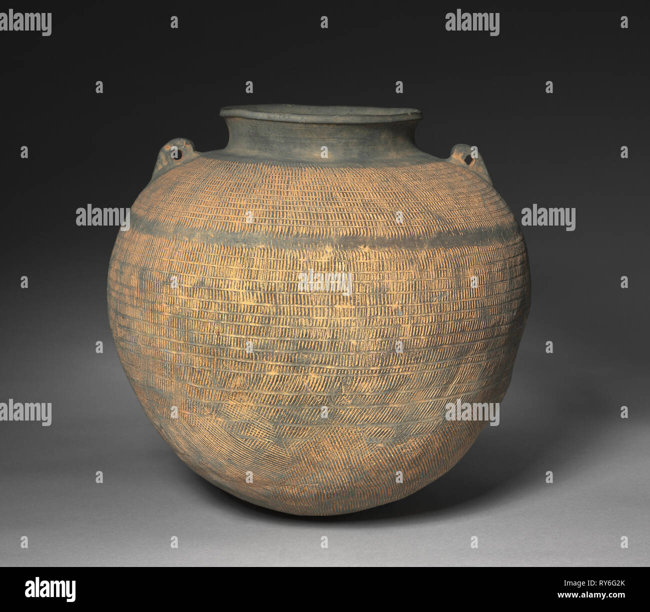 Storage Jar mit Schleife Griffe, 200s-300s. Korea, Kaya (42-562). Steingut mit beeindruckt adn eingeschnittenen Designs; Durchmesser: 34,3 cm (13 1/2 in.); Insgesamt: 32,1 cm (12 5/8 in Stockfoto