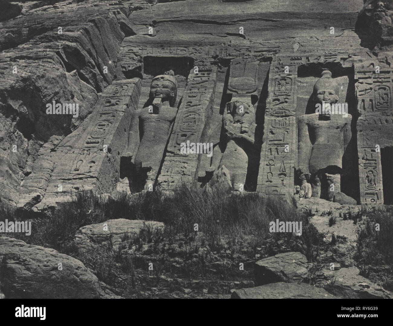 Égypte, Nubie, Palästina et 80. Dessins photographiques receuillis Pendant Les Années 1851 accompagnes 1849,1850 et d'un Text précédés explicatif et d'une Einführung par Maxime Du Camp, PL. 10: südliche Teil der Felsen gehauenen Tempel der Hathor, Abu Simbel, 1850. Maxime Du Camp (Französisch, 1822-1894), Gide et J. Baudry. Gesalzene Papier drucken von calotype Negativ, Blanquart-Évrard Prozess; Bild: 16,5 x 21,5 cm (6 1/2 x 8 7/16 in.); Papier: 29,5 x 37,5 cm (11 5/8 x 14 3/4 in.); verfilzt: 40,6 x 50,8 cm (16 x 20 in Stockfoto