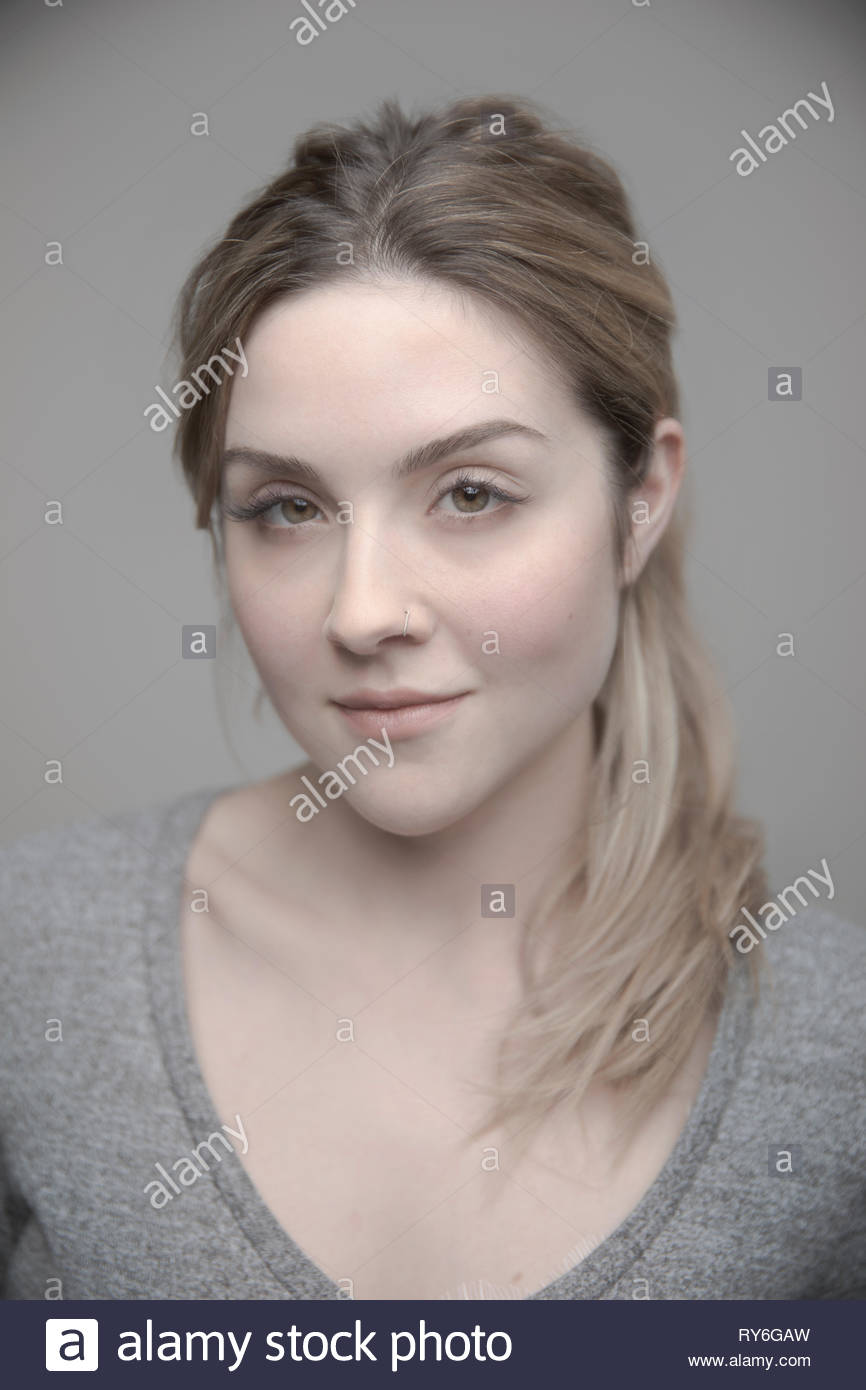 Portrait zuversichtlich, schöne junge blonde Frau Stockfoto