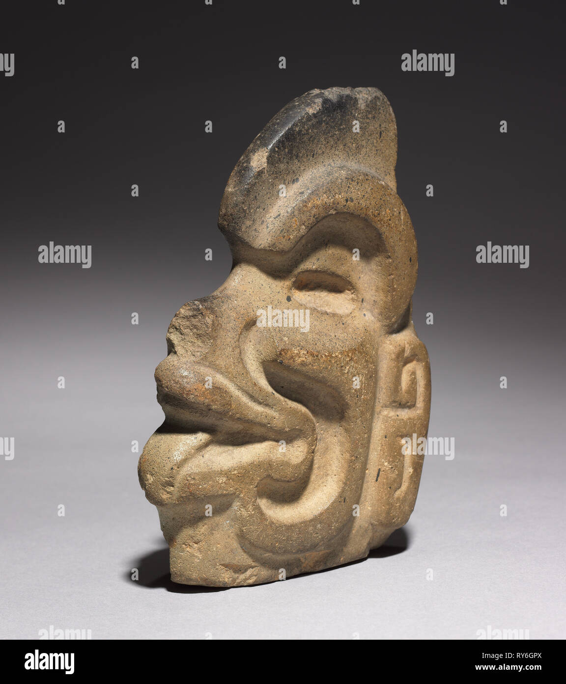 Head-Shaped Hacha, 400-950. Mexiko, Isthmus von Tehuantepec (?), Küsten-tiefland Stil. Stein; insgesamt: 18 x 12,8 x 12,8 cm (7 1/16 x 5 1/16 x 5 1/16 Zoll Stockfoto