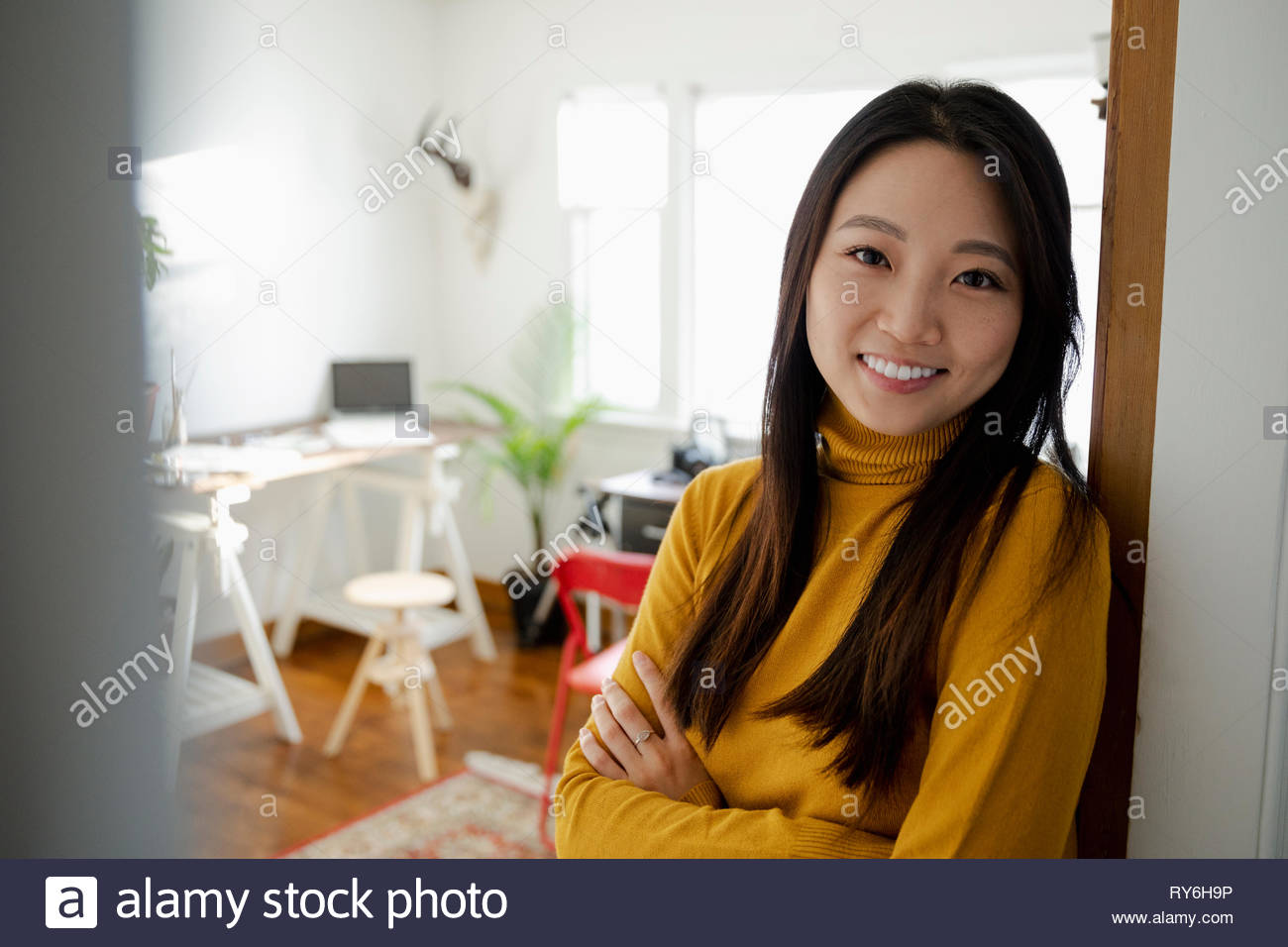 Porträt Lächeln, selbstbewussten jungen Frau, die im Home Office Eingang Stockfoto