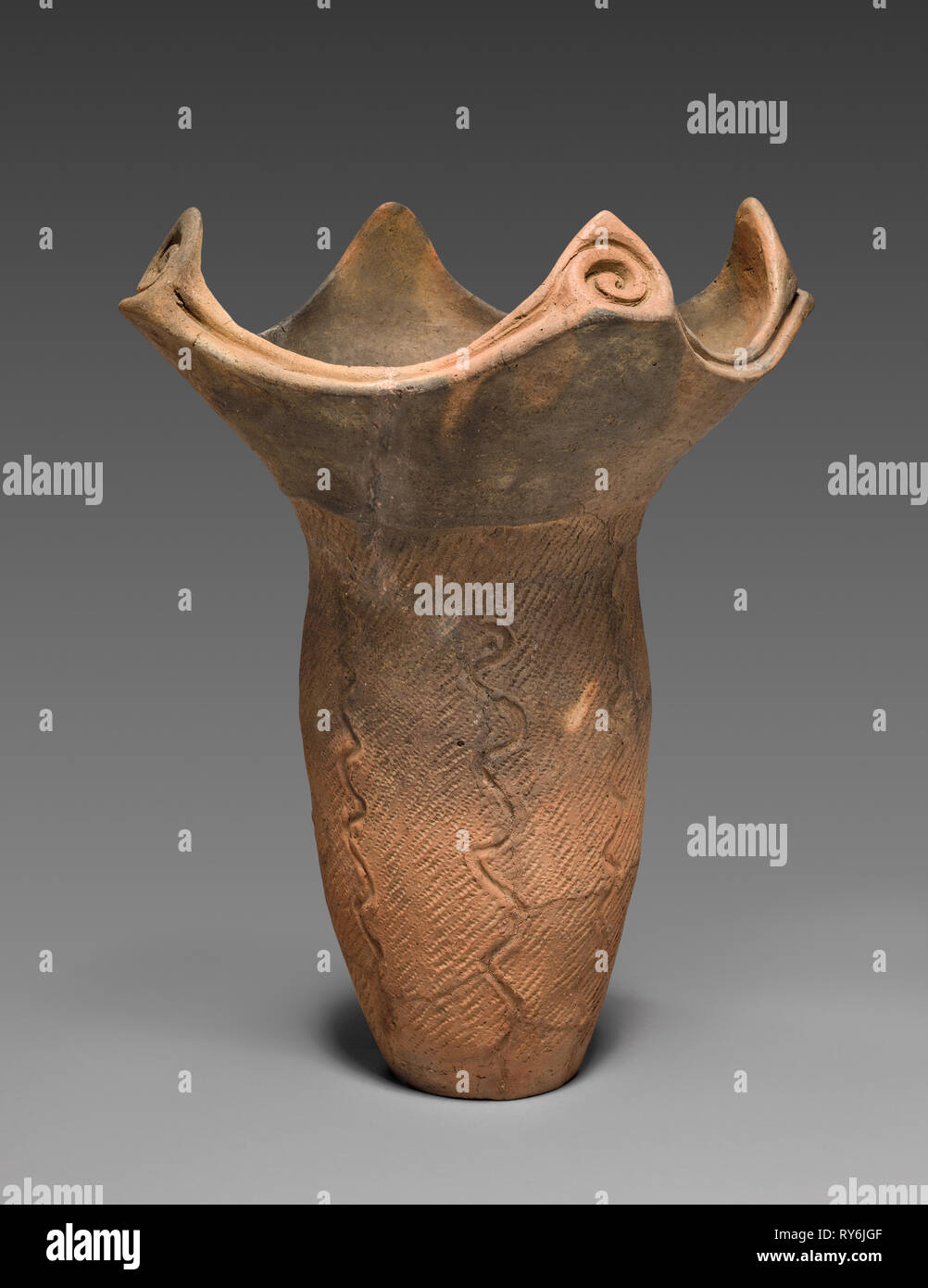 Tiefe Kochen Schiff, C. 2500 v. Chr.. Japan, jōmon Zeitraum (C. 10,500-300 BC). Steingut mit beeindruckt und geschnitzten; Durchmesser: 36,8 cm (14 1/2 in.); Insgesamt: 44,7 cm (17 5/8 in Stockfoto