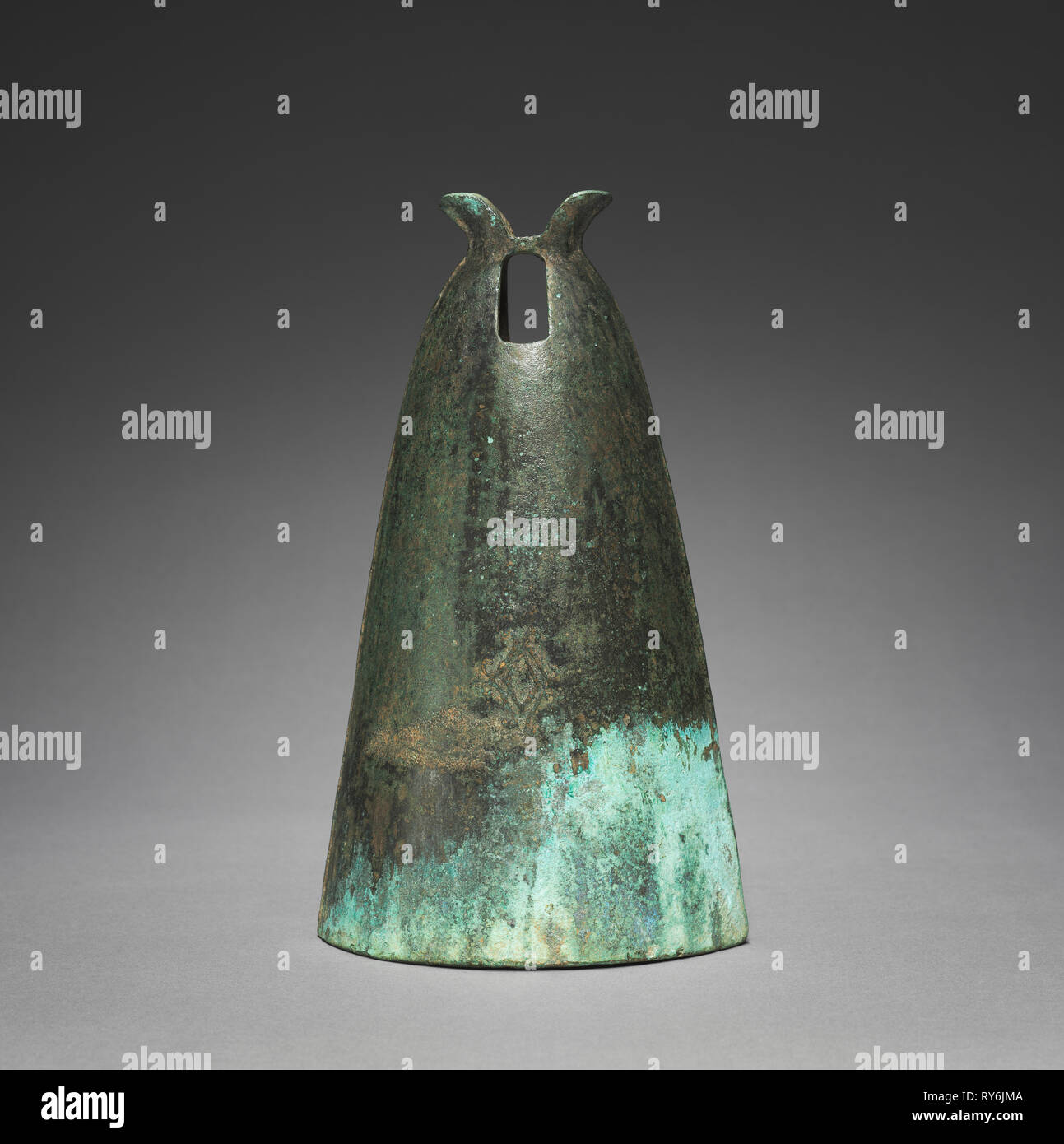 Glocke mit Rautenförmige, Insignia, 300s-100s BC. China, entlang der südlichen Grenzen, östliche Zhou-dynastie (771-256 v. Chr.) - Han Dynastie (202 BC-AD 220). Bronze; insgesamt: 24.1 cm (9 1/2 in. Stockfoto