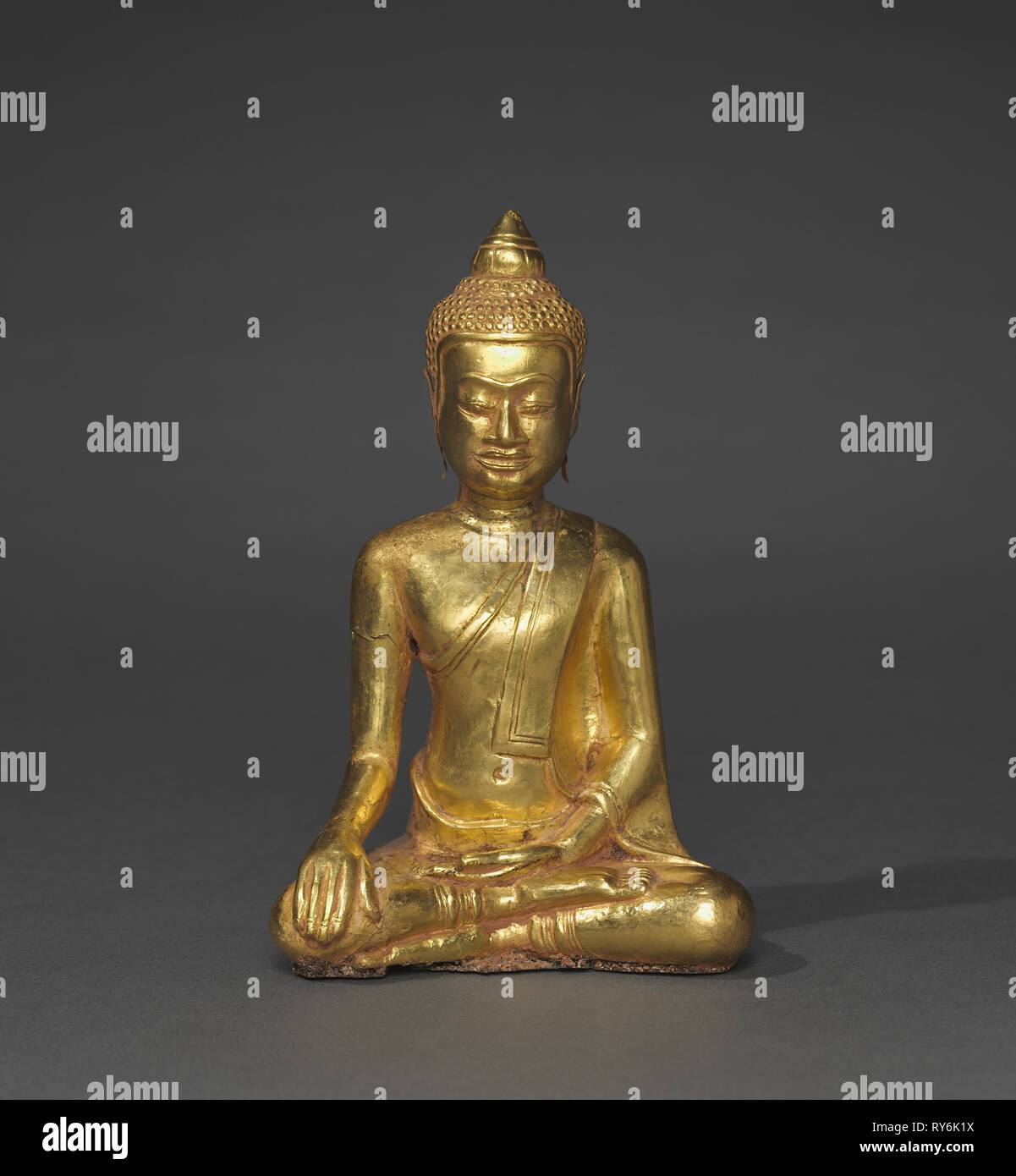 Sitzender Buddha, vor 1424. Thailand, Ayutthaya, Wat Ratchaburana, aus dem 14. Jahrhundert. Gold mit Harz Kern; Insgesamt: 10,6 cm (4 3/16 in. Stockfoto