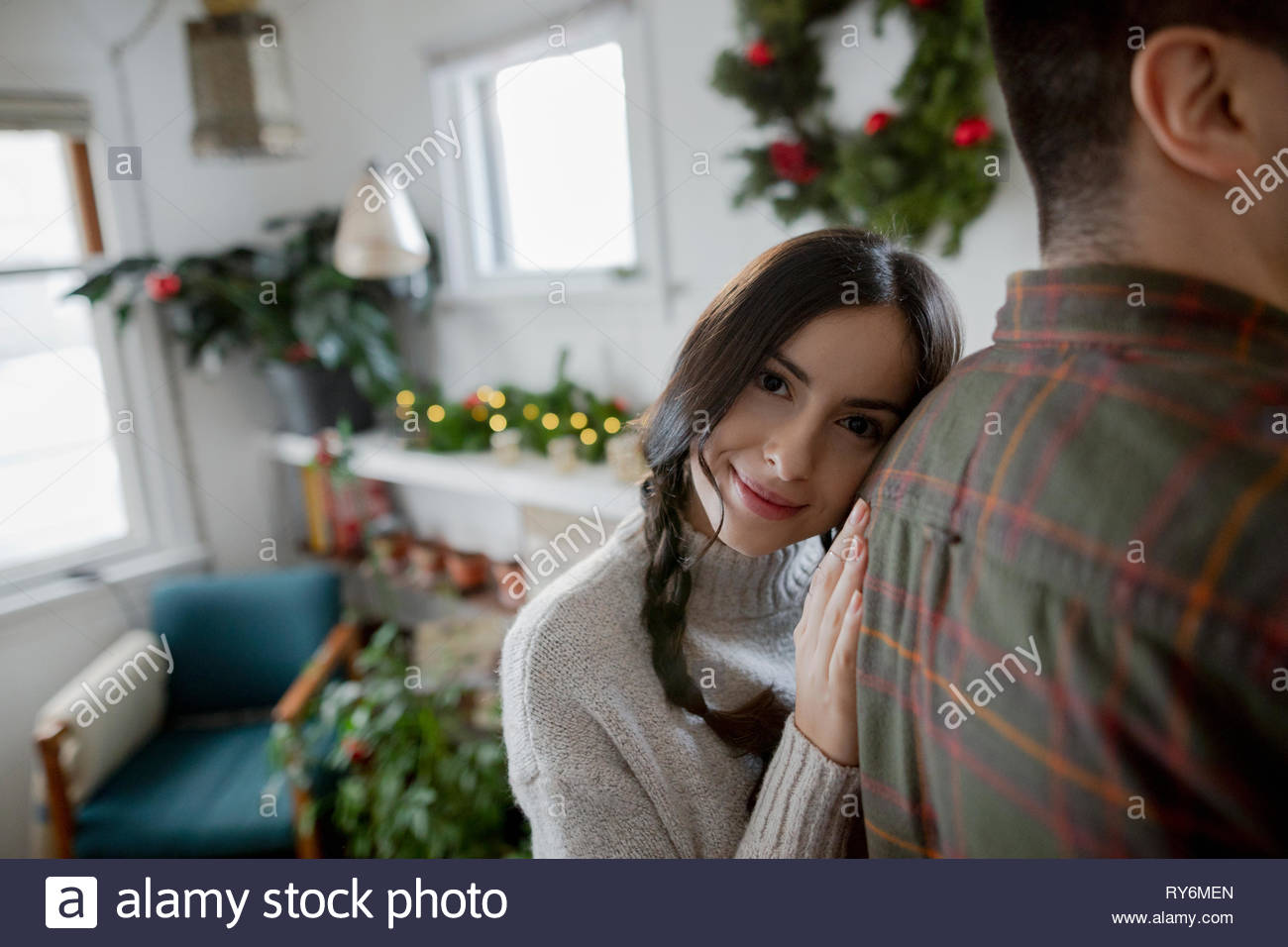 Portrait Latinx selbstbewussten jungen Frau mit Freund im Wohnzimmer Stockfoto