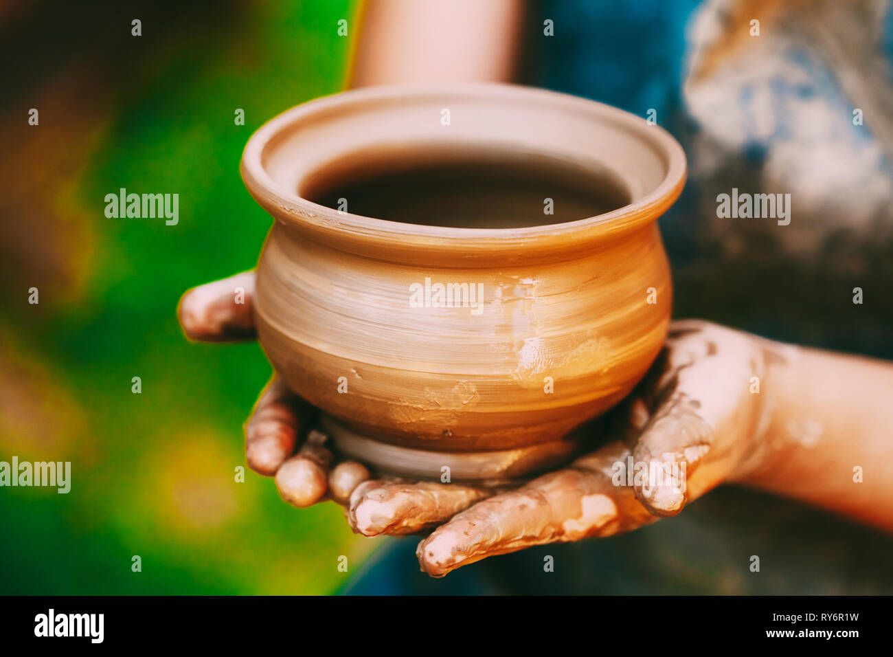 Töpferei Kunsthandwerk Keramik Ton in Potter menschliches Kind Hände. Stockfoto