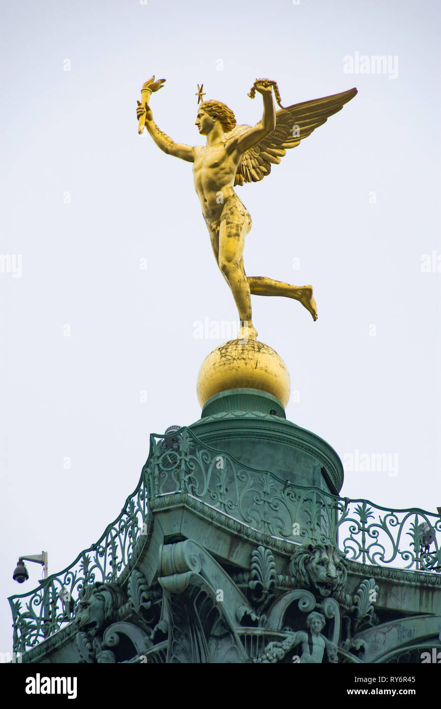 Low Angle View der goldenen Statue gegen den klaren Himmel in der Stadt Stockfoto