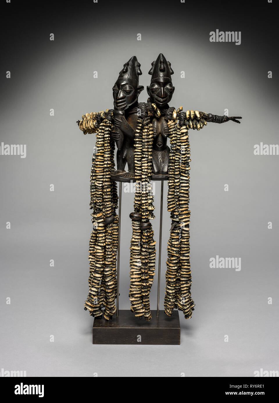 Eshu Tanz Personal, 1800. Guinea, Nigeria, Yoruba Menschen. Holz, Leder,  cowrie Schalen; 62 cm (24 7/16 Stockfotografie - Alamy