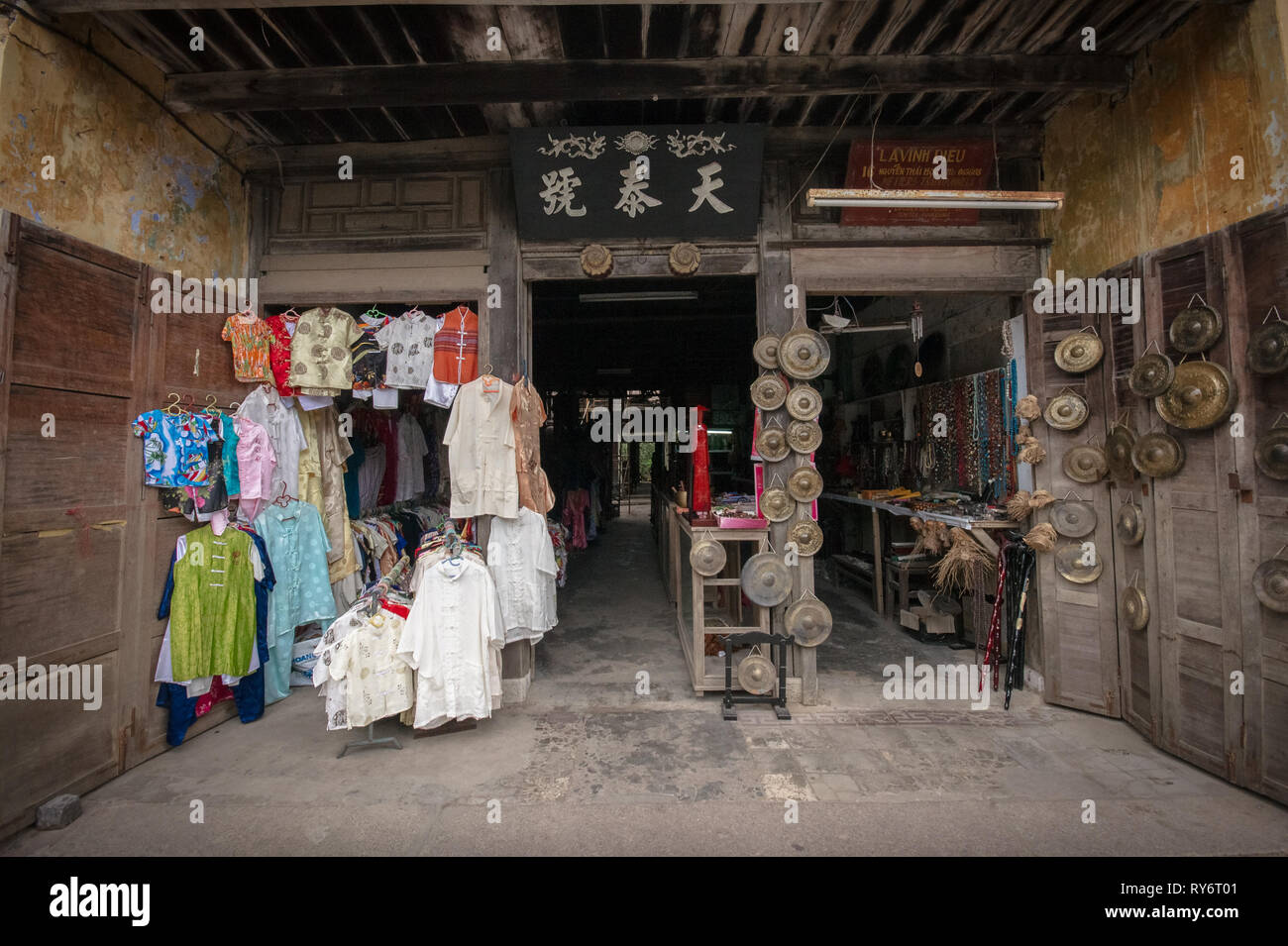 Traditionelle Hoi An Tailor Shop mit Gongs und rustikale Einrichtung - Vietnam Stockfoto