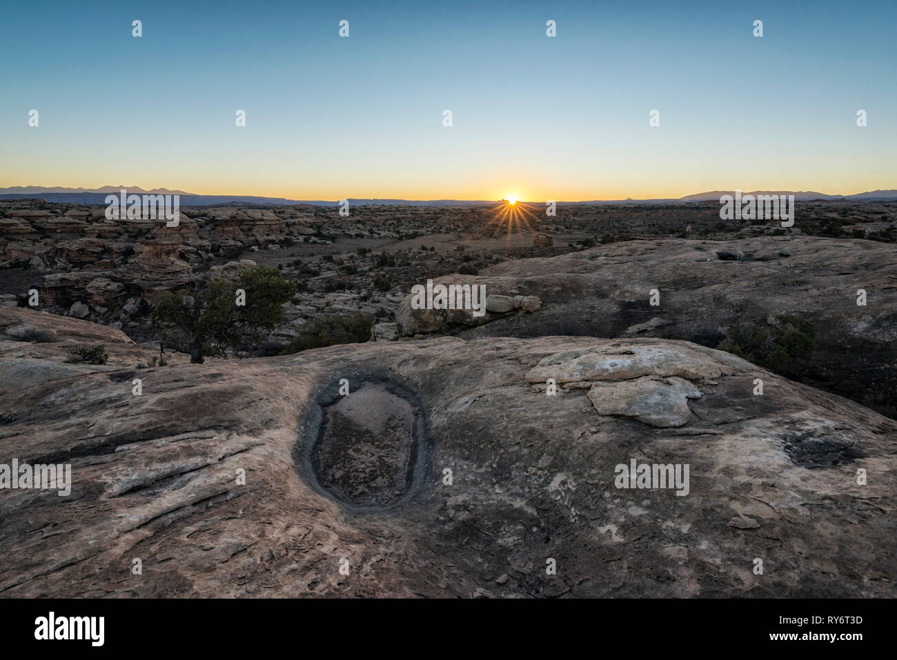 Malerischer Blick auf dramatische Landschaft gegen den klaren Himmel bei Sonnenuntergang im Canyonlands National Park Stockfoto