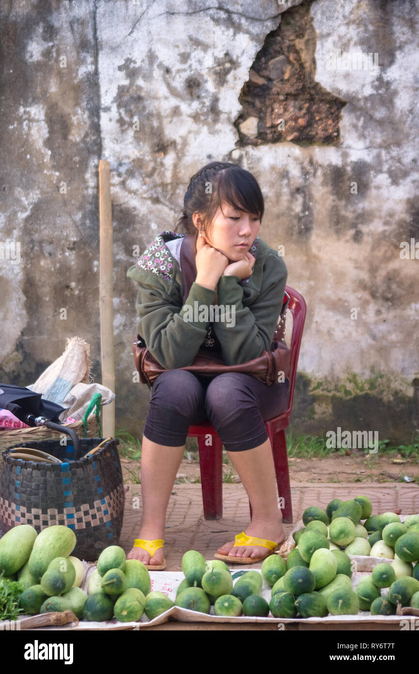 Jugendlich Mädchen Verkauf von Gemüse in Vientiane Markt - Laos Stockfoto