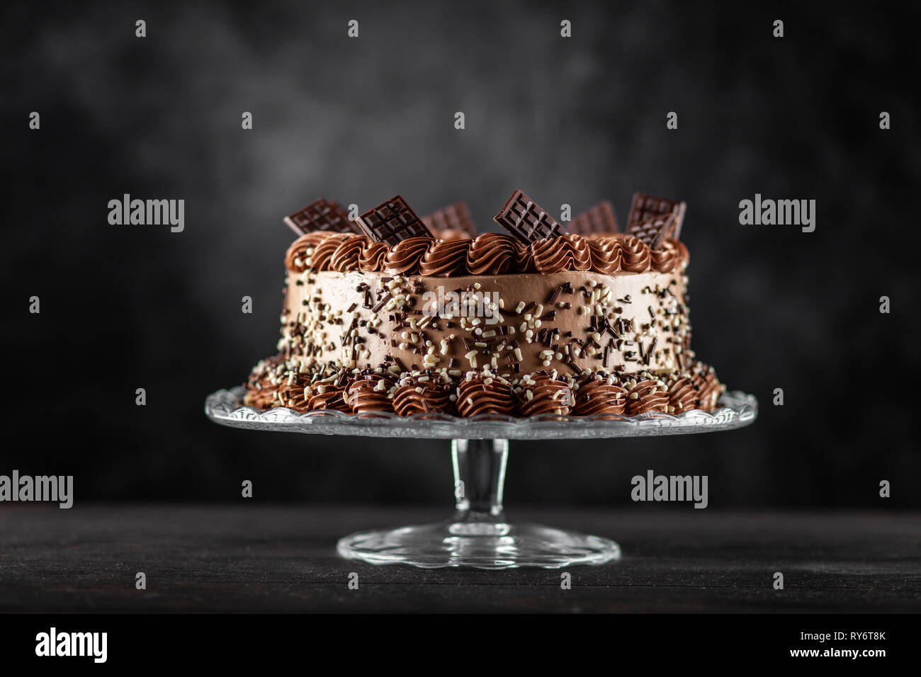 Dekorierte Schokolade Kuchen auf dunklem Hintergrund Stockfoto