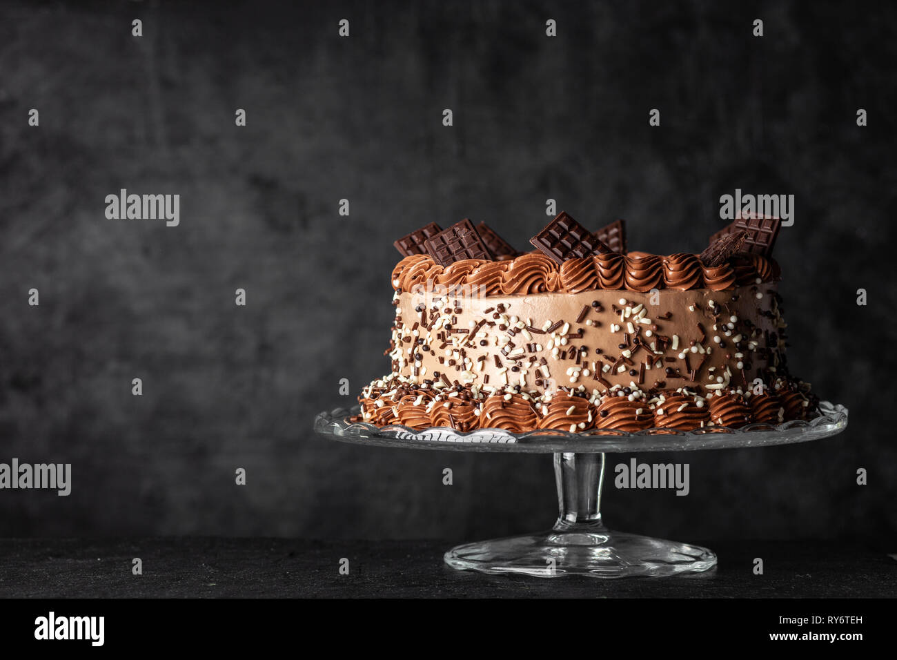 Dekorierte Schokolade Kuchen auf dunklem Hintergrund Stockfoto