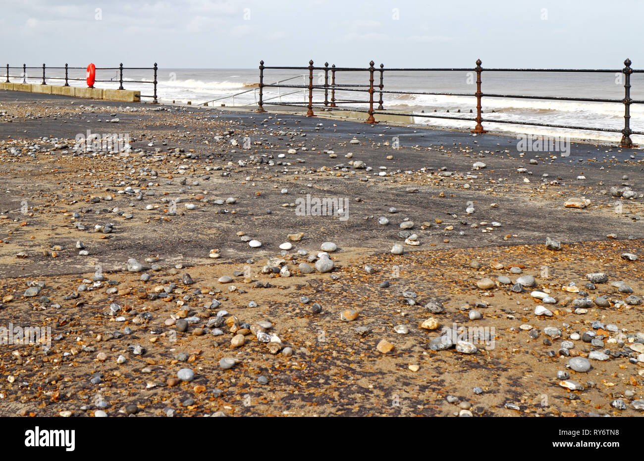 Ein Blick auf die west Promenade in Steinen, die von hoher See auf der North Norfolk Coast in Cromer, Norfolk, England, Vereinigtes Königreich, Europa geworfen. Stockfoto