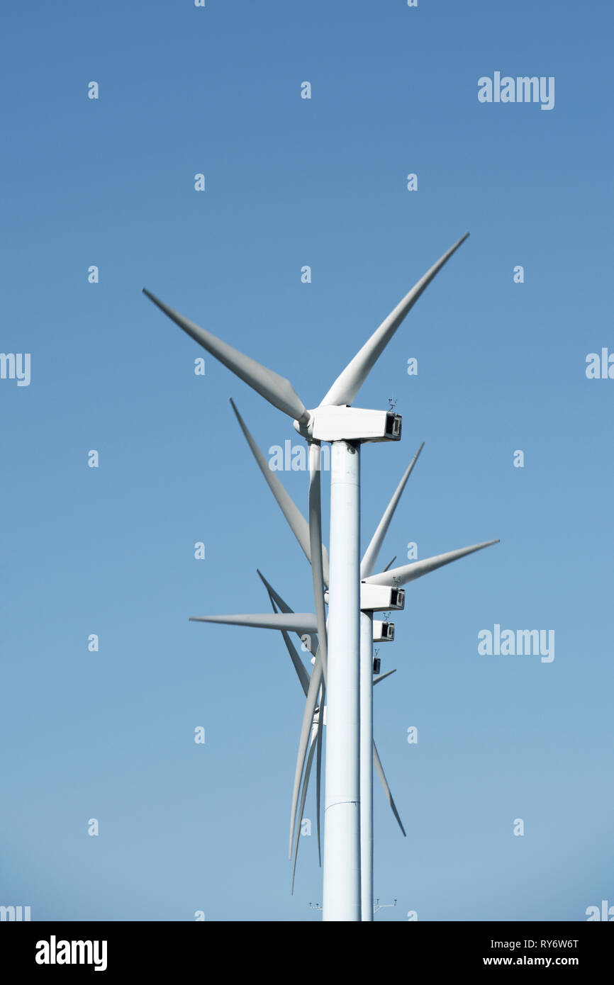 Low Angle View von Windmühlen gegen den klaren blauen Himmel während der sonnigen Tag Stockfoto