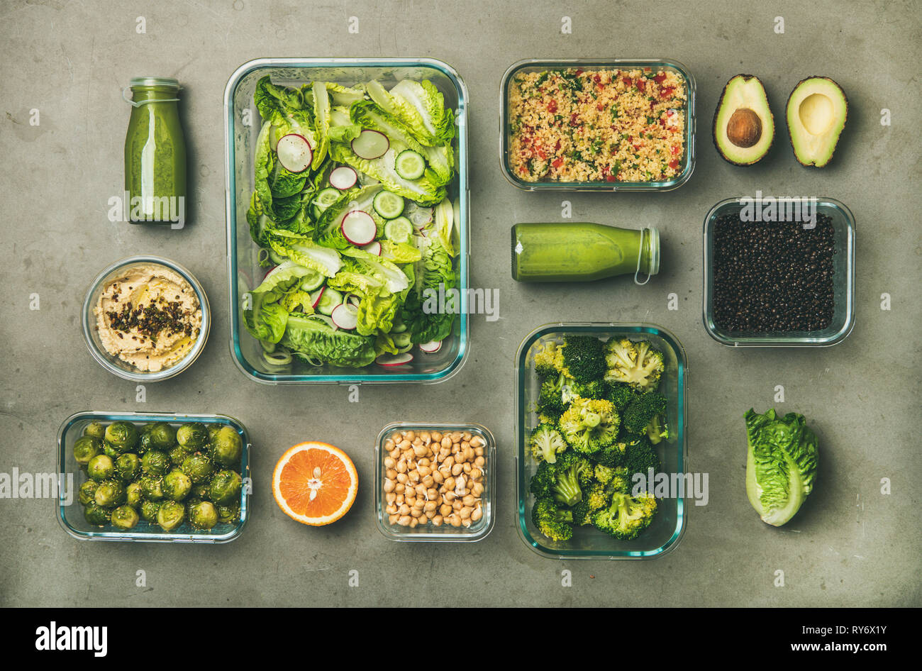 Gesunde vegane Gerichte und Getränke in der Flasche über konkrete Tabelle Stockfoto