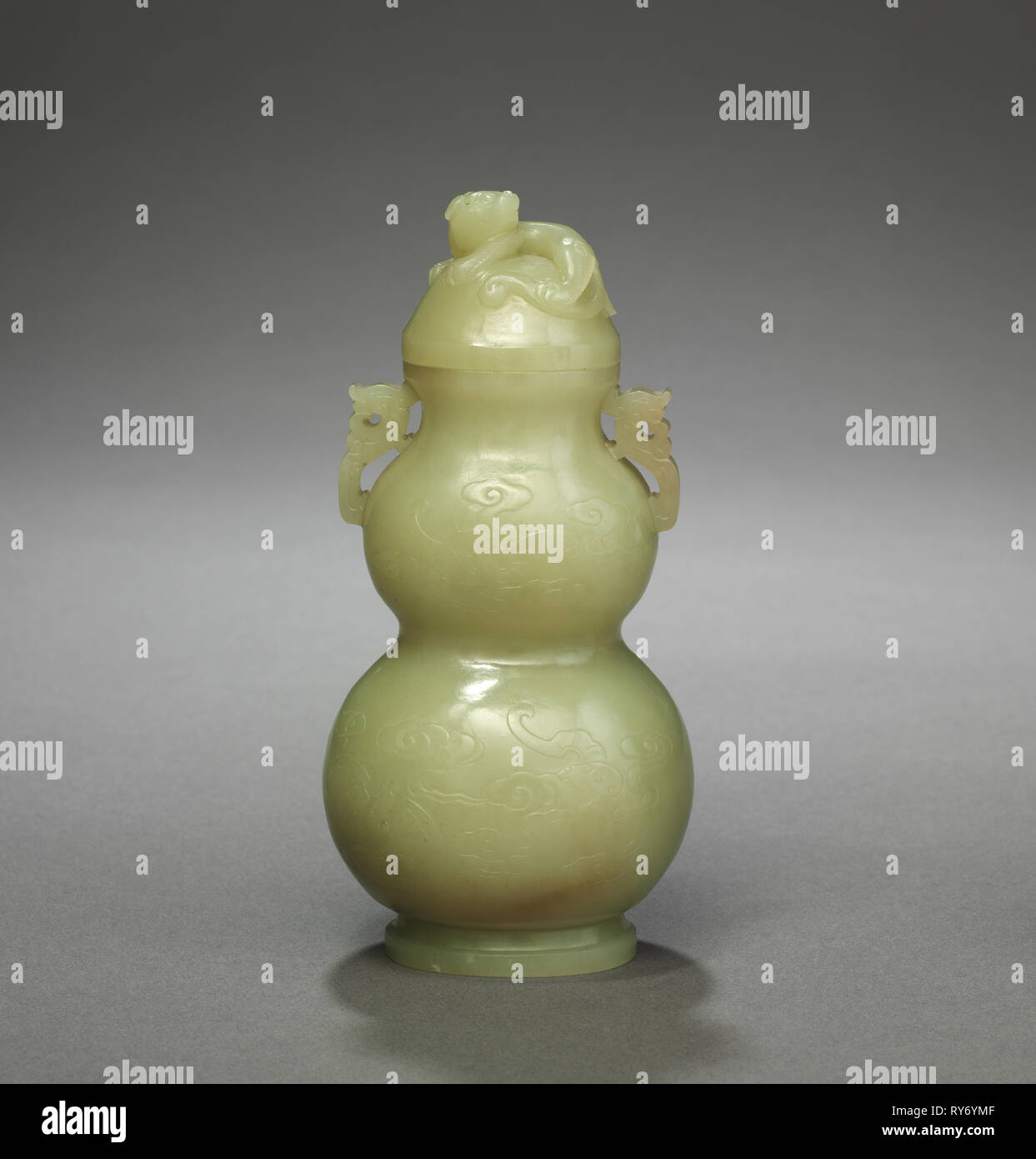 Gourd-Shaped Vase, Ende 1700. China, Qing Dynastie (1644-1911). Gelblich-grüne Jade mit braunen Abzeichen; Insgesamt: 13,6 cm (5 3/8 in Stockfoto
