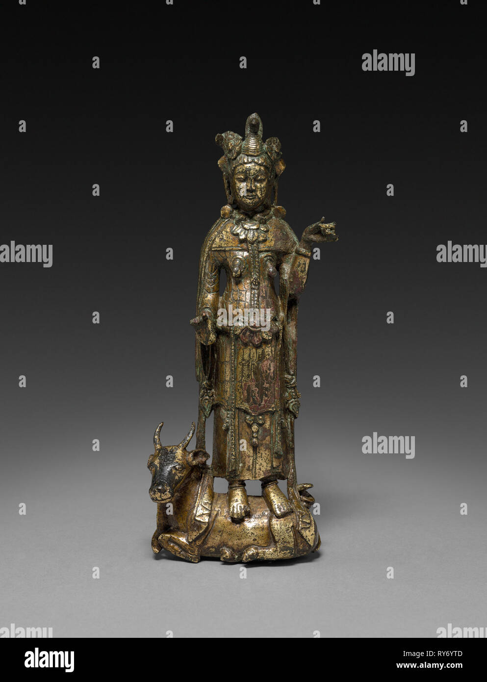 Maheshvara (Shiva), stehend auf einem Stier, der Sechs Dynastien (317-581), Nördliche Qi Dynastie (550-577). China, Sechs Dynastien (317-581), Nördliche Qi Dynastie (550-577). Vergoldeter Bronze; Insgesamt: 22,5 cm (8 7/8 in Stockfoto