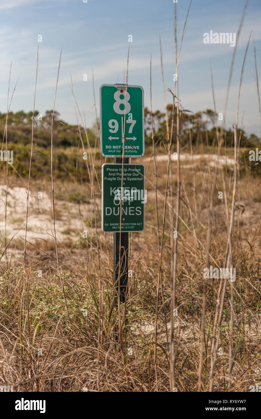 Jekyll Island Georgia Sanddünen Warnschild Post Stockfoto