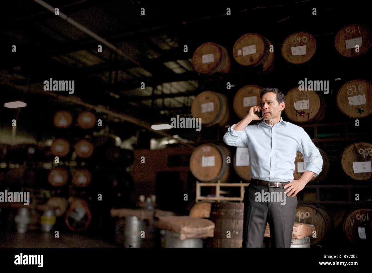 Betroffenen Unternehmer sprechen über ein Handy. Stockfoto